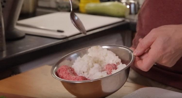 A la carne picada, agregue arroz precocido.