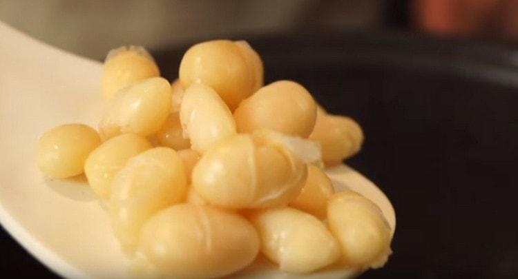 Gătiti fasolea într-un aragaz lent.