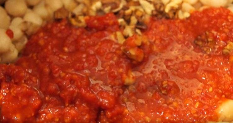 Adăugați adjika în farfurie.