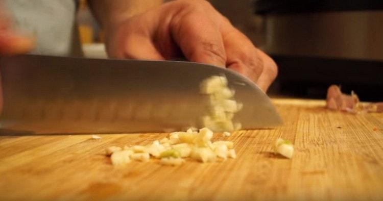 Grind cilantro și usturoi.