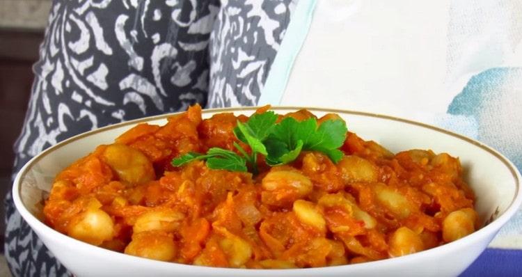 Tomatenbohnen können auf dem Tisch serviert werden.