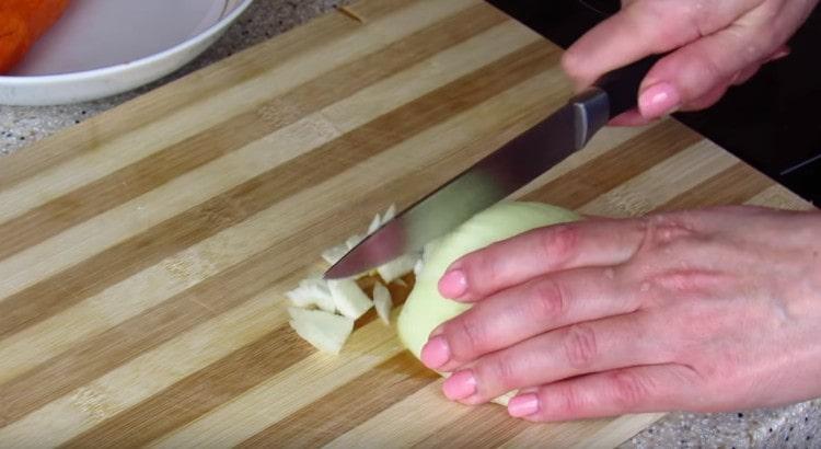 Zwiebel zerkleinern.