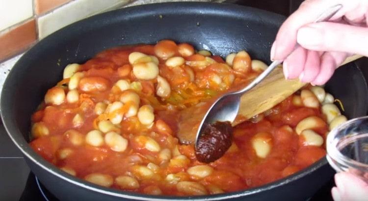 Für die Schärfe Adjika hinzufügen.