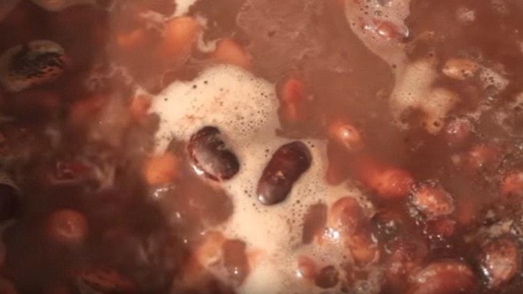 V procesu vaření solte fazole, přidejte lžíci rostlinného oleje.