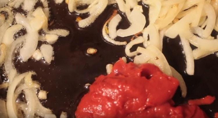 Do cibule přidejte rajčatovou pastu, promíchejte.