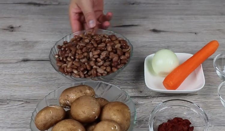 Faire bouillir les haricots pré-trempés jusqu'à tendreté.