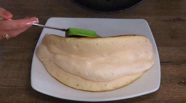 Baluktot namin ang omelet sa kalahati upang makakuha ng isang maliwanag na dila sa gitna.