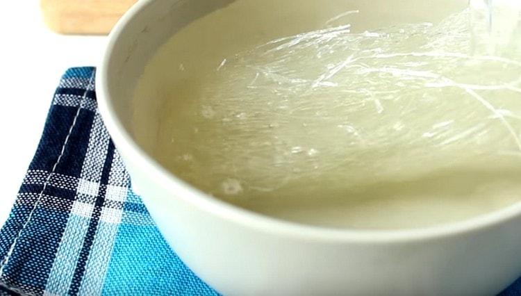 Funchoza gießen kochendes Wasser.