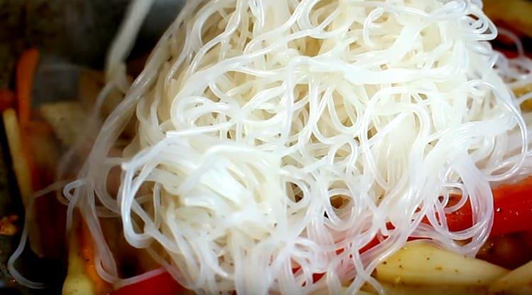 Wir verteilen funchose auf Gemüse.