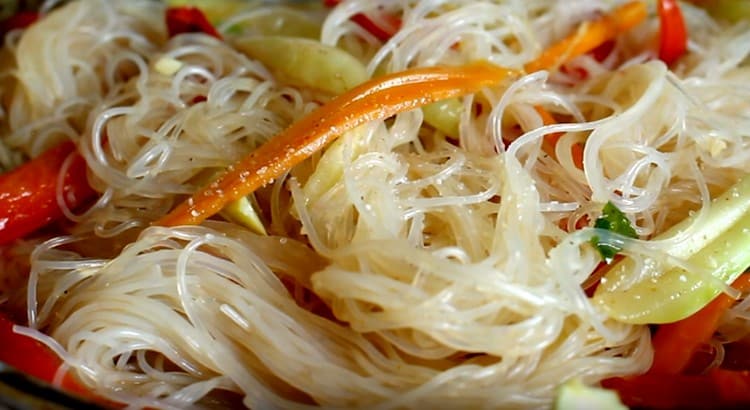 Fügen Sie Salz und Pfeffer Ihrem Geschmack hinzu.