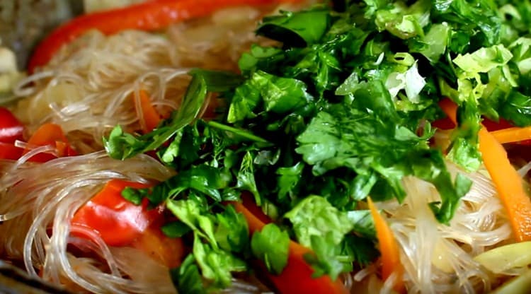 Fügen Sie gehackte Grüns hinzu.