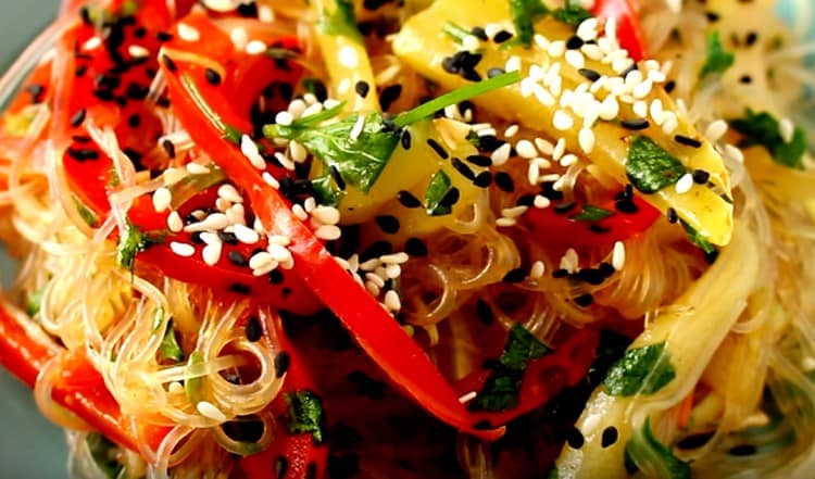 Es wird empfohlen, vorgefertigte Konservierungsmittel beim Servieren mit Sesam zu bestreuen.