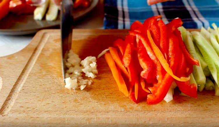 Knoblauch zu Brei zermahlen.