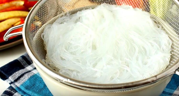 Funchozu in einem Sieb zurücklehnen.