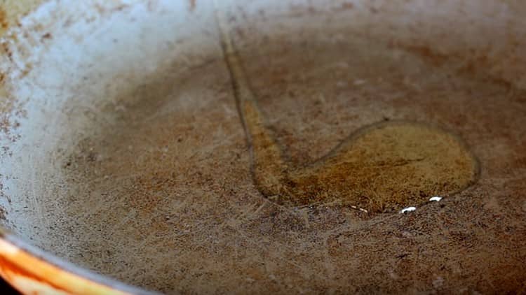 Die Pfanne mit Pflanzenöl erhitzen.