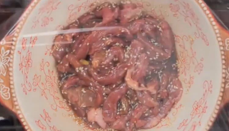 Iwanan ang karne ng baka upang mag-marinate ng kalahating oras sa ref.