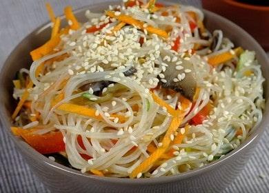 Funchose piquant aux champignons: cuisinez selon une recette pas à pas avec photo.