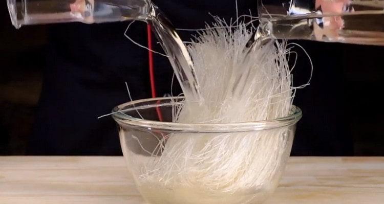 Verser funchose avec de l'eau froide.