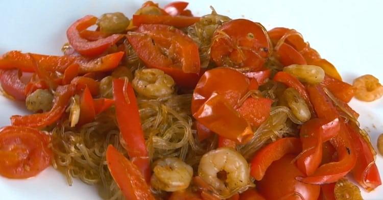 Funchose פיקנטי עם שרימפס מוכן.