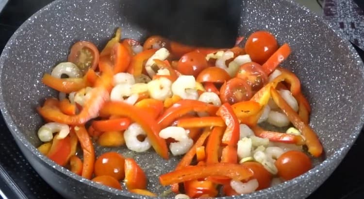 לאחר מכן, הוסף שרימפס קלופים ושטופים.