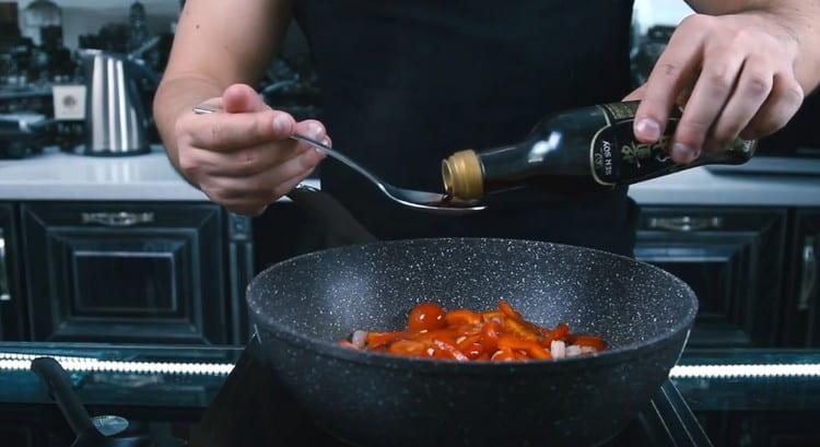 מוסיפים רוטב סויה ושמן זית.