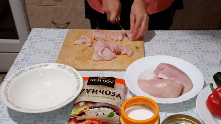 Picar el pollo en tiras finas.