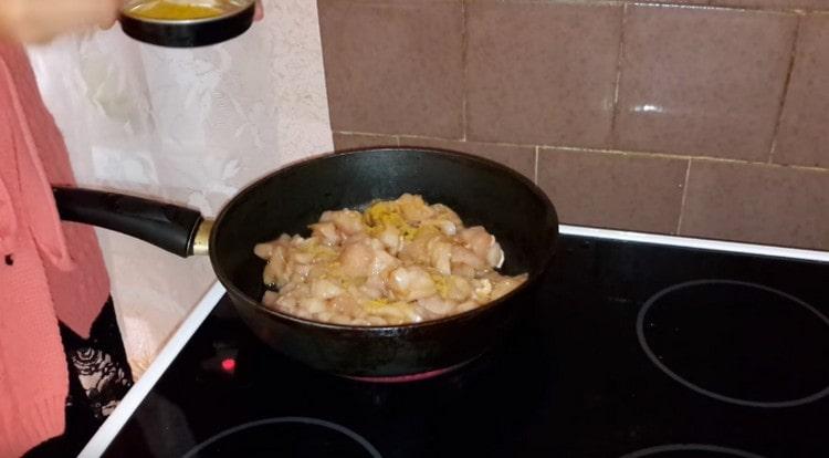 Primero, fríe el pollo con curry.