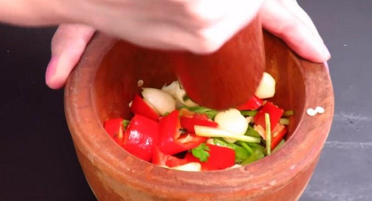 Moler todo con una mano de mortero en un mortero.