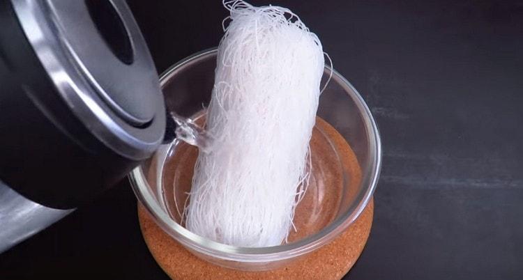 Funchoza vierte agua hirviendo.