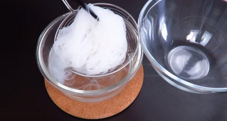 Lanza funchose en un colador.