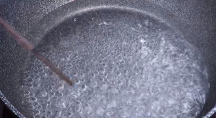 En una sartén o brocheta, hierva el agua.