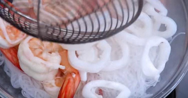 Cambiamos el calamar al funchose de camarones.