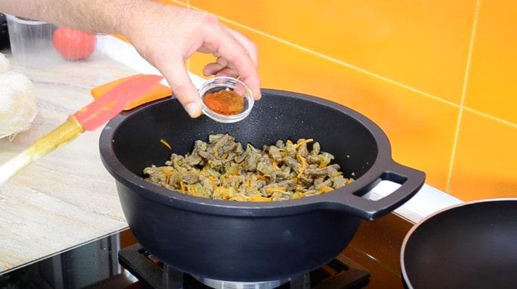 Sazone la carne con pimentón.