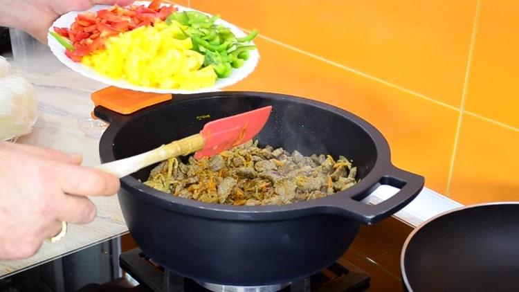 A continuación, agregue el pimiento a la carne.