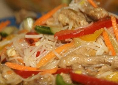 Nous cuisinons du funchose avec de la viande et des légumes selon une recette pas à pas avec photo.