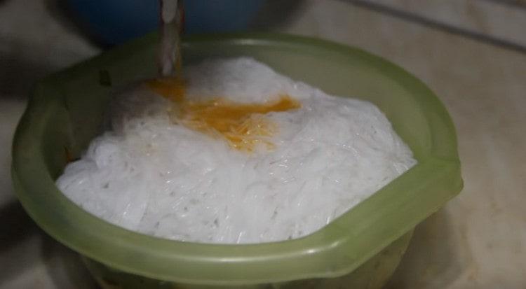 Добавете фунчо и подправка.