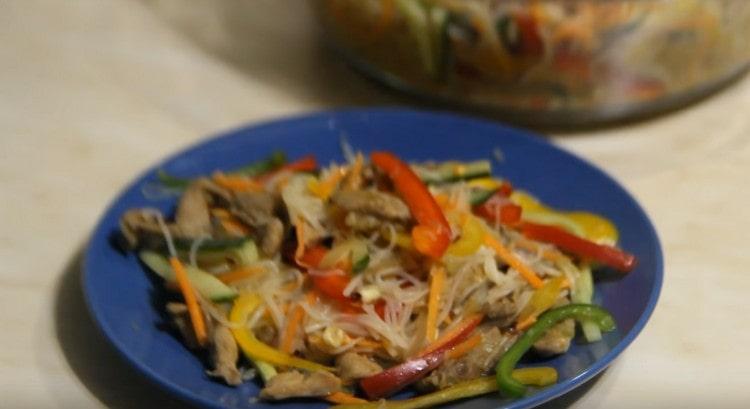 Оригиналната пикантна салата е готова.