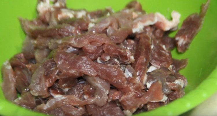 Нарязваме месото на тънки ивици.