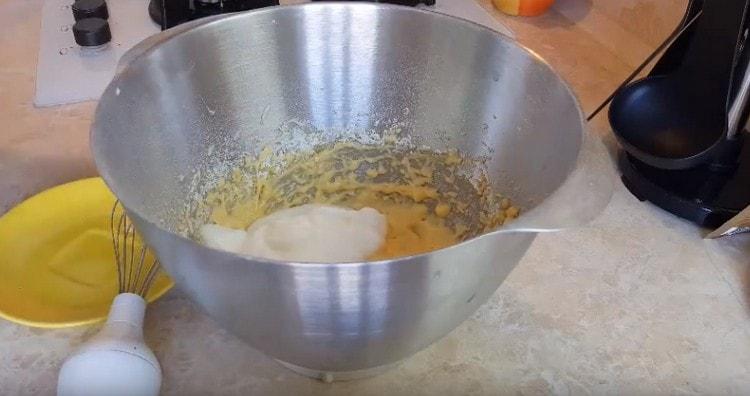 Le dernier dans la pâte, nous introduisons des protéines fouettées.