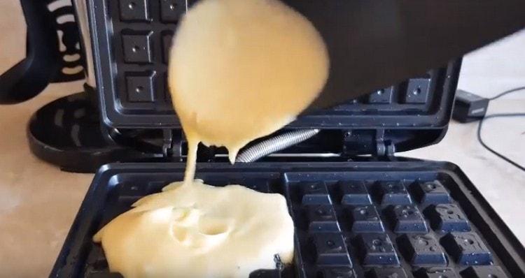 Nous distribuons la pâte dans un gaufrier à l'huile végétale bien chauffé et graissé.