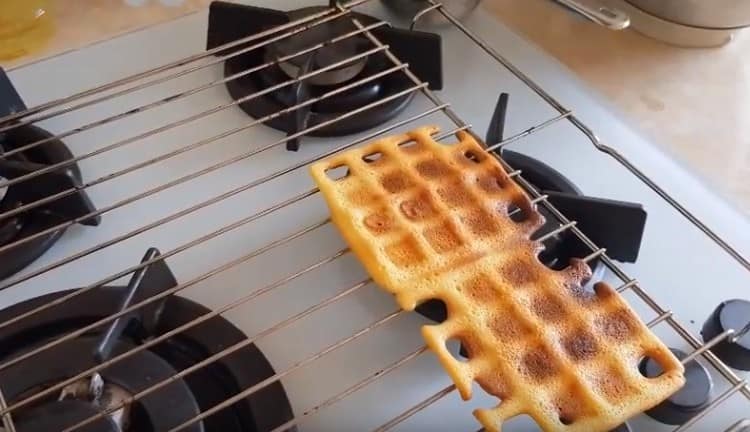 Vous pouvez refroidir le dessert sur la grille.