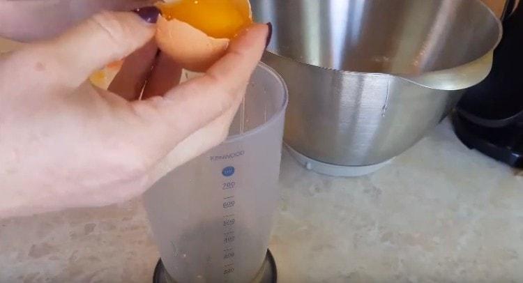 Nous divisons les œufs en protéines et en jaunes.