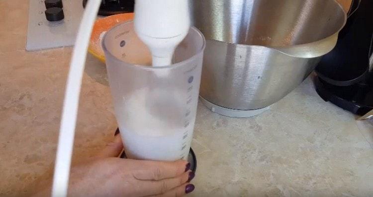 fouettez les blancs avec une pincée de sel dans une mousse forte.