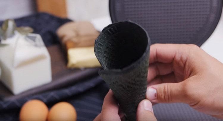 Gire la oblea caliente con un cono.