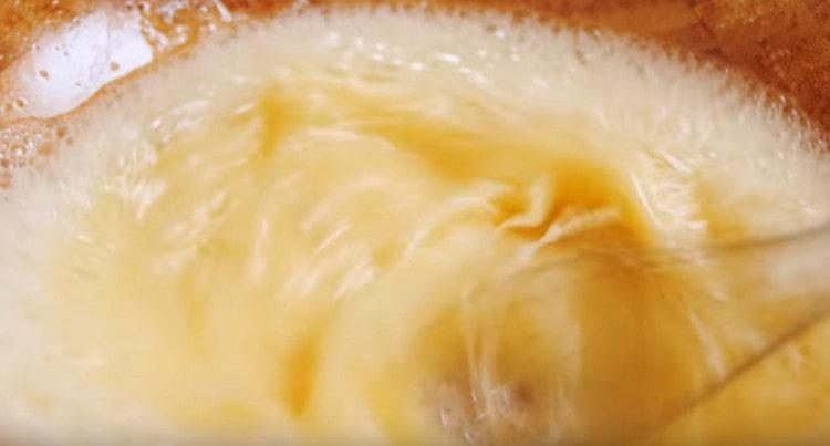 Batir los huevos con azúcar por separado.