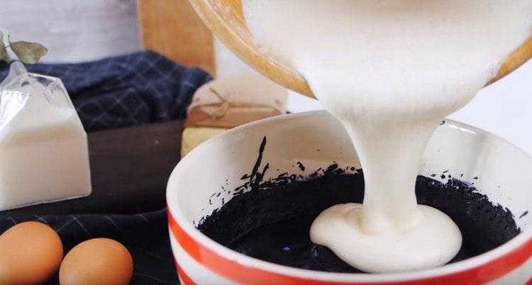 En varias dosis, introducimos la espuma de huevo en crema negra.
