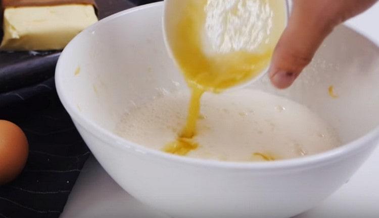 Agregue leche y mantequilla a la masa de huevo.