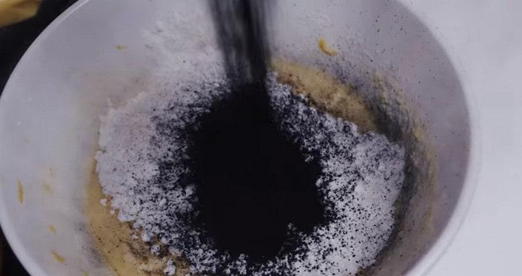 Agregue harina y nuevamente tinte negro.
