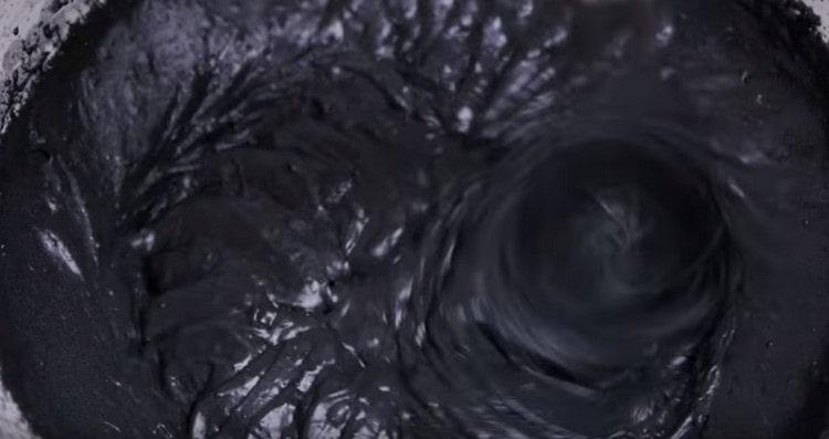 Mezcle la masa negra hasta que quede suave.