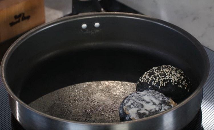 Tăiați chifla și tăiați-o într-o tigaie pentru a se usca.